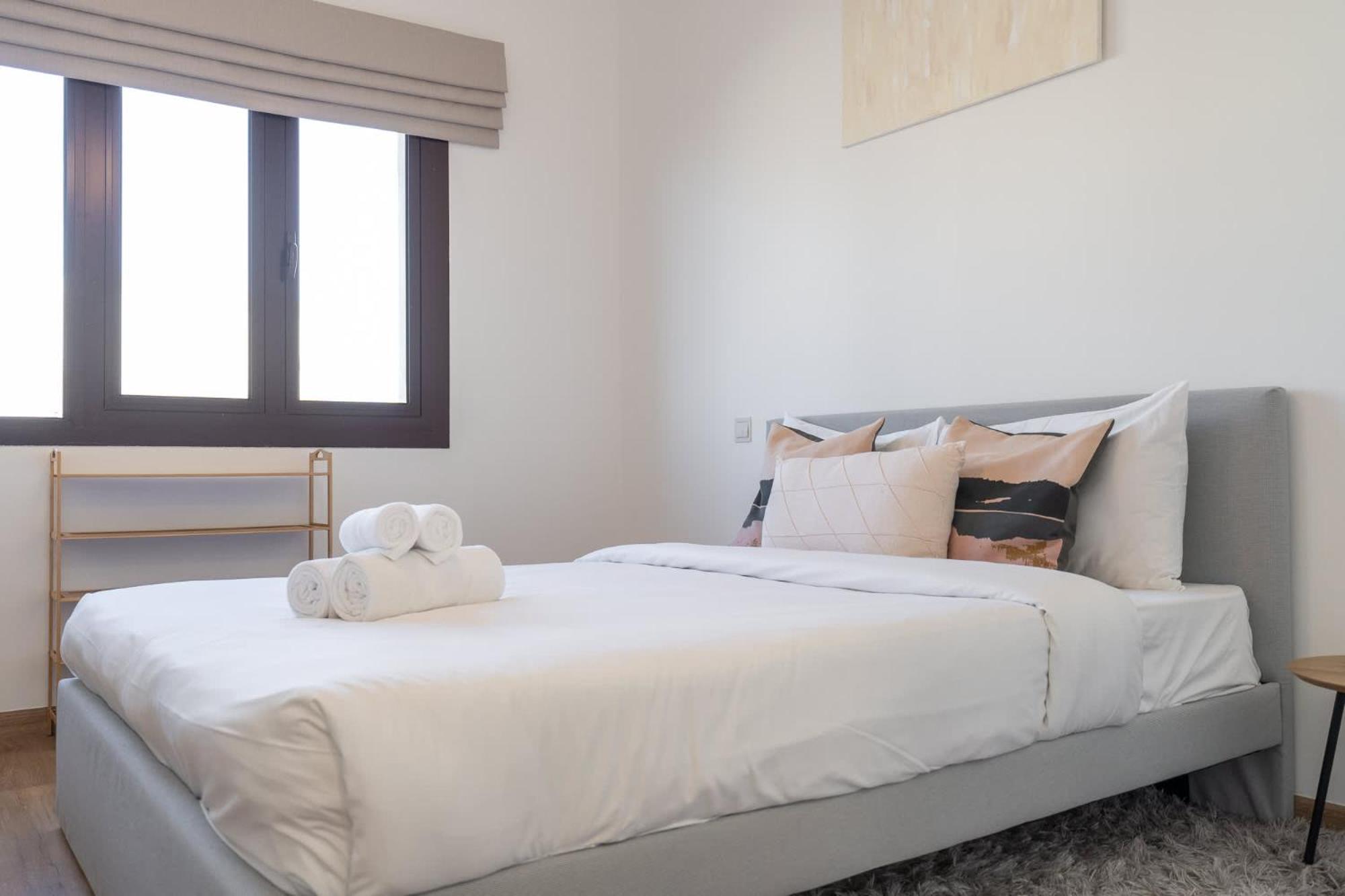 Apartment Stylish 2-bedroom With Balcony Views In *