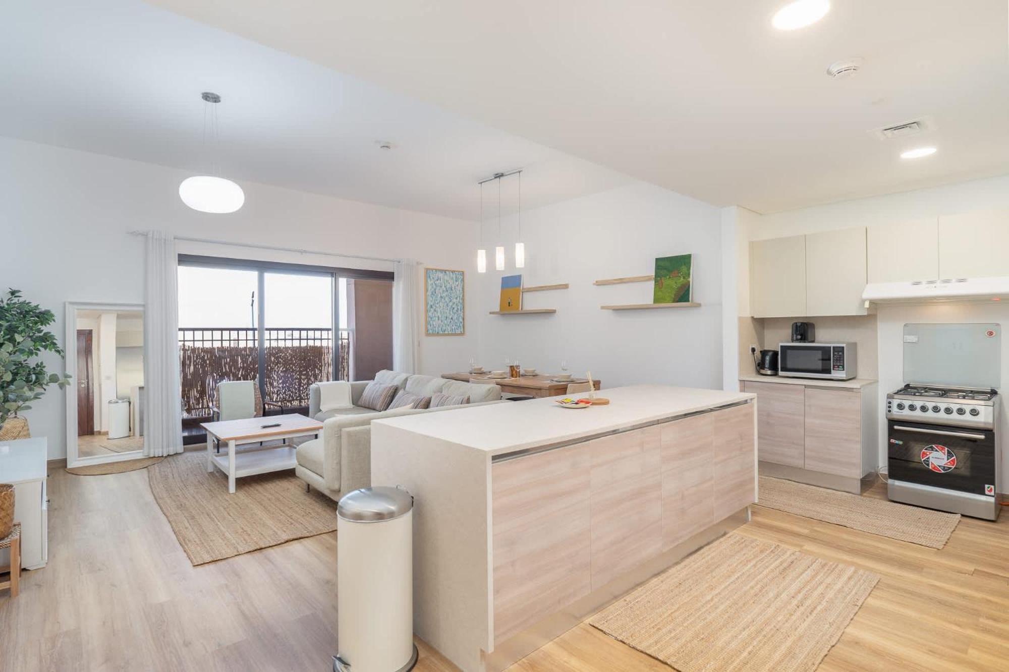 Stylish 2-bedroom With Balcony Views In Apartment